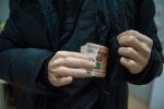 Житель Соликамска, находясь у подруги в гостях, обнаружил «кучу» денег