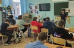 Инспекторы по пропаганде БДД проводят беседы со школьниками
